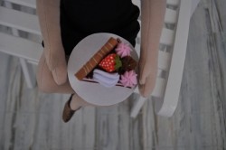 Человек держит тарелку с десертом и клубникой