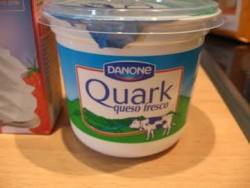 Контейнер с творожным сыром Quark от Danone
