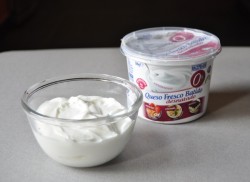 Чаша с творожным сыром и упаковка рядом