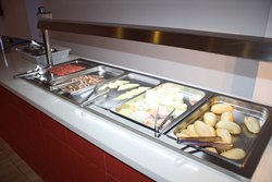 Стол с разнообразными закусками и хлебом