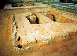 Археологические раскопки с остатками древних сооружений