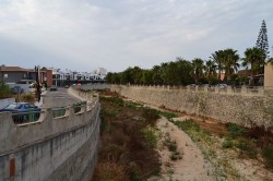 Городская улица рядом с пересохшим руслом реки