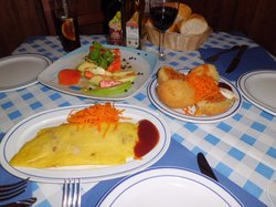 Омлет с морковью, закуска и салат на столе