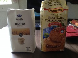 Мука и смесь для ржаного хлеба на столе