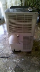Переносной кондиционер на полу в комнате