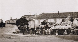 Старая улица с фонтаном и домами