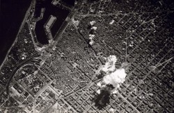 Аэрофотоснимок города с дымом и облаками