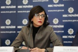 Женщина в очках на пресс-конференции, серьезный взгляд — CostaSpain.net Женщина в очках на пресс-конференции, серьезный взгляд