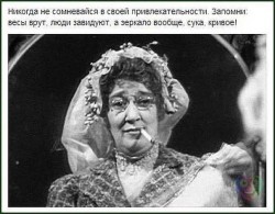 Женщина в старинном платье с сигаретой и фатой