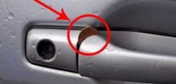 Монета застряла в дверной ручке автомобиля
