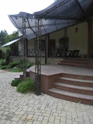 Крыльцо дома с навесом и ступеньками