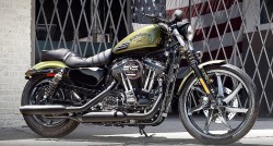 Мотоцикл Harley-Davidson на фоне американского флага