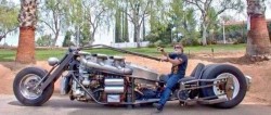 Мужчина на кастомном мотоцикле с мощным двигателем