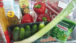Корзина с овощами и приправами в супермаркете