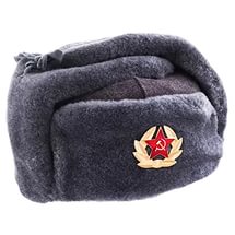 Шапка-ушанка с красной звездой и гербом СССР
