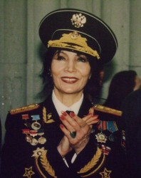 Женщина в военной форме с медалями и шапкой