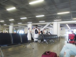 Группа людей в белых одеждах в аэропорту — CostaSpain.net Группа людей в белых одеждах в аэропорту