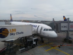 Самолет Lufthansa на стоянке в аэропорту — CostaSpain.net Самолет Lufthansa на стоянке в аэропорту