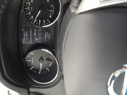 Приборная панель автомобиля с показателями скорости и расхода топлива