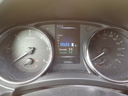 Приборная панель автомобиля с показателями скорости и расхода топлива