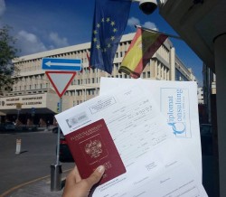 Документы и паспорт на фоне зданий и флагов